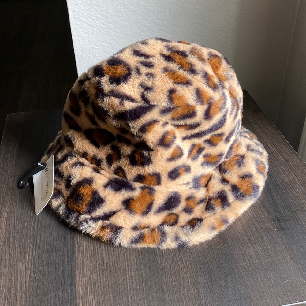 Adjustable Leopard print faux fur adjustable hat. Very soft, great quality.